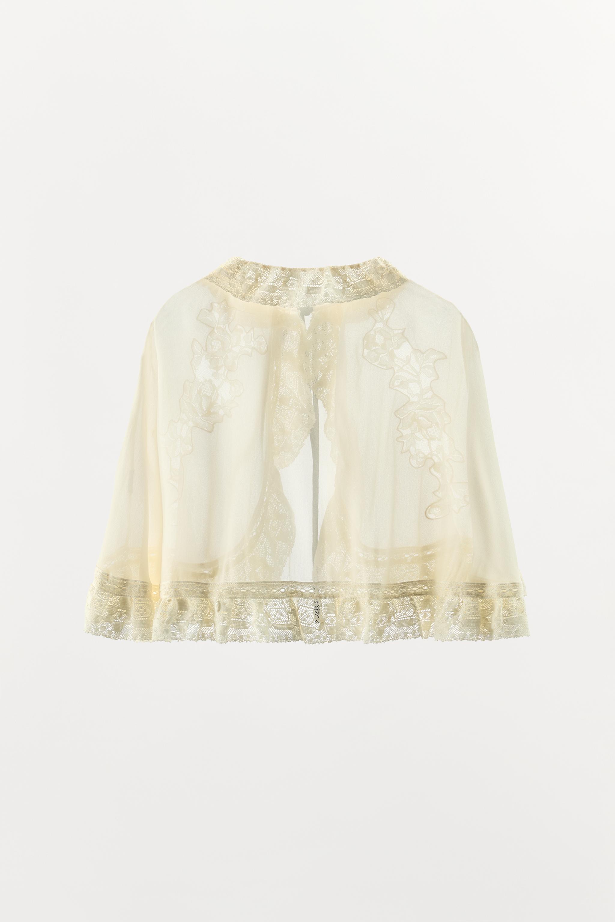 CAPE EN DENTELLE À NŒUD EN CONTRASTE